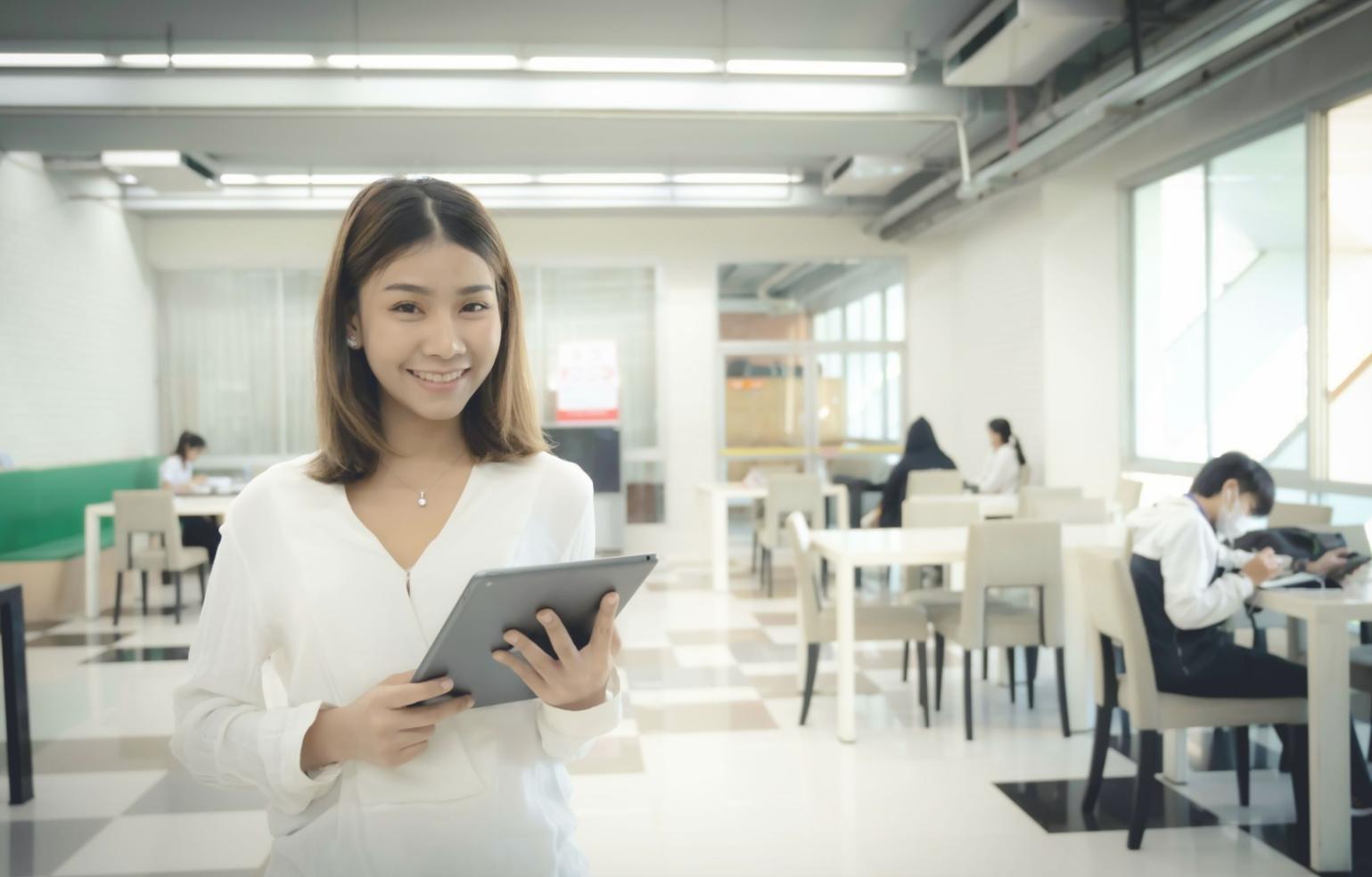 Sessione di formazione in psicologia educativa con approcci interattivi e metodologie innovative