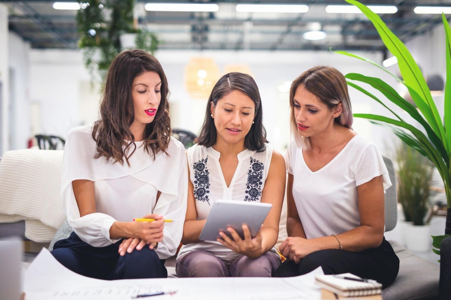 Gruppo di partecipanti che applicano tecniche di metacognizione in ambiente di apprendimento collaborativo